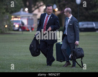 Daniel Scavino jr., Assistent des Präsidenten (L) und Senior Advisor für Politik, Stephen Miller zurück zum Weißen Haus in Washington, DC am 13. August 2018. Foto von Chris Kleponis/UPI Stockfoto