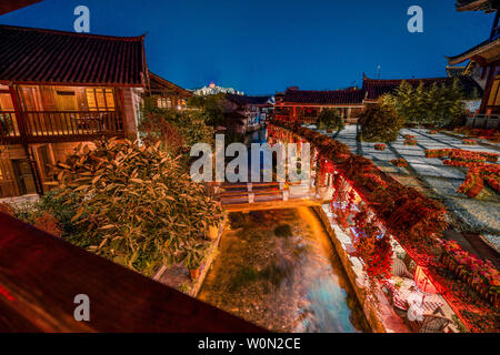 Jinfu Grand Hotel Lijiang, Lijiang, Dali, Tourist Hotel, Außenansicht bei Nacht Stockfoto