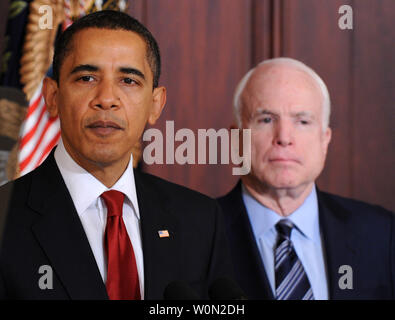 In diesem März 4, 2009 file Photo, Präsident Barack Obama (L) spricht über die Reform der Regierung Vertragspartei System, wie er von Senator John McCain (R-AZ) verbunden ist, an den Eisenhower Executive Office Building in Washington, DC. Senator McCain starb August 25, 2018 im Alter von 81 Jahren. Foto von Kevin Dietsch/UPI Stockfoto