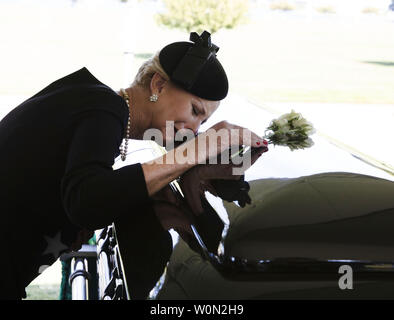 Cindy McCain legt den Kopf auf den Sarg von Senator John McCain, R-Ariz, während einer Beerdigung auf dem Friedhof der United States Naval Academy in Annapolis, MD., am Sonntag, den 2. September 2018. (David Hume Kennerly/McCain Familie) Stockfoto