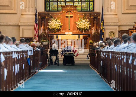 Die Trauerfeier für den verstorbenen Senator John McCain an der United States Naval Academy Kapelle, in Annapolis, Maryland, September 2, 2018. McCain, ein Arizona, Präsidentschaftskandidat der Republikaner, und Kriegsheld, gestorben 25. August im Alter von 81 Jahren. McCain, der von der U.S. Naval Academy 1958 graduiert wurde begraben dort heute neben seinem Freund und Mitschüler Marine Adm. Charles 'Chuck' Larson. Us Navy Foto von Nathan Burke/UPI Stockfoto