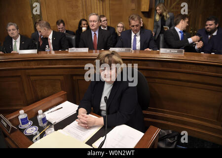 Rachel Mitchell, ein Staatsanwalt aus Arizona, wartet Christine Blasey Ford, die Frau warf Supreme Court nominee Brett Kavanaugh sexuellen Nötigung von ihr auf einer Party vor 36 Jahren, vor dem US-Senat Schiedsausschuss auf dem Capitol Hill in Washington, DC, 27. September 2018 zu bezeugen. Foto von Saul Loeb/UPI Stockfoto