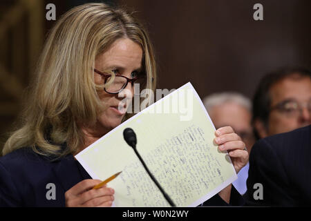 WASHINGTON, DC - 27. SEPTEMBER: Christine Blasey Ford bezeugt vor dem Senat-rechtsausschusse im Dirksen Senate Office Building auf dem Capitol Hill September 27, 2018 in Washington, DC. Ein Professor an der Universität von Palo Alto und ein Forschung Psychologe an der Stanford University School of Medicine, hat Ford beschuldigt Supreme Court nominee Richter Brett Kavanaugh sexuellen Nötigung von ihr während einer Partei im Jahre 1982, wenn sie High School Studenten in vorstädtischen Maryland wurden. Foto von Win McNamee/UPI Stockfoto