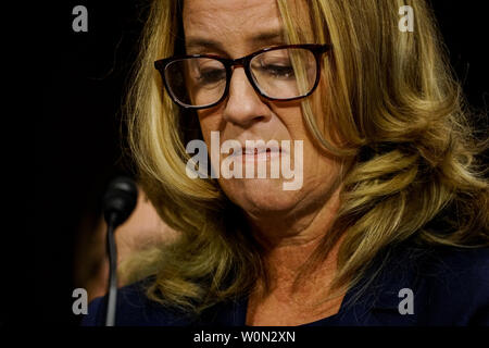 Christine Blasey Ford bezeugt vor dem Senat-rechtsausschusse im Dirksen Senate Office Building auf dem Capitol Hill September 27, 2018 in Washington, DC. Ein Professor an der Universität von Palo Alto und ein Forschung Psychologe an der Stanford University School of Medicine, hat Ford beschuldigt Supreme Court nominee Richter Brett Kavanaugh sexuellen Nötigung von ihr während einer Partei im Jahre 1982, wenn sie High School Studenten in vorstädtischen Maryland wurden. Foto von Melina Mara/UPI Stockfoto