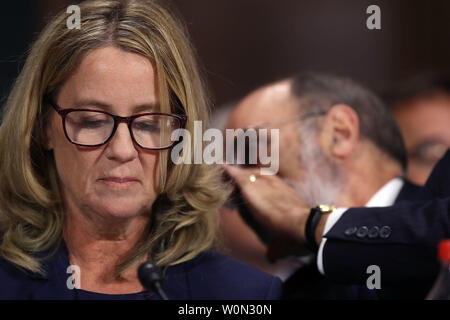 WASHINGTON, DC - 27. SEPTEMBER: Christine Blasey Ford bezeugt vor dem Senat-rechtsausschusse im Dirksen Senate Office Building auf dem Capitol Hill September 27, 2018 in Washington, DC. Ein Professor an der Universität von Palo Alto und ein Forschung Psychologe an der Stanford University School of Medicine, hat Ford beschuldigt Supreme Court nominee Richter Brett Kavanaugh sexuellen Nötigung von ihr während einer Partei im Jahre 1982, wenn sie High School Studenten in vorstädtischen Maryland wurden. Foto von Win McNamee/UPI Stockfoto