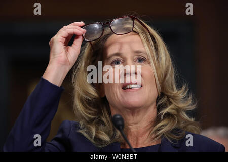 Christine Blasey Ford bezeugt vor dem Senat-rechtsausschusse im Dirksen Senate Office Building auf dem Capitol Hill September 27, 2018 in Washington, DC. Ein Professor an der Universität von Palo Alto und ein Forschung Psychologe an der Stanford University School of Medicine, hat Ford beschuldigt Supreme Court nominee Richter Brett Kavanaugh sexuellen Nötigung von ihr während einer Partei im Jahre 1982, wenn sie High School Studenten in vorstädtischen Maryland wurden. Foto von Win McNamee/UPI Stockfoto