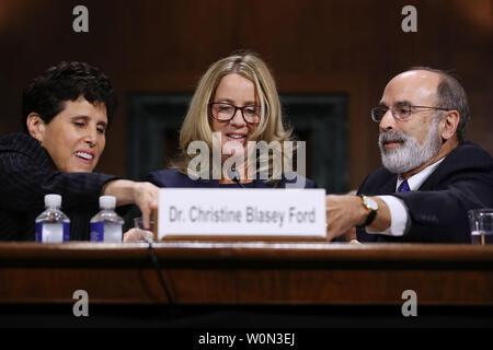 WASHINGTON, DC - 27. SEPTEMBER: Christine Blasey Ford (C), um die Lenkhilfe wird durch ihre Anwälte Debra Katz (L) und Michael Bromwich vor Bezeugte das Senat-rechtsausschusse mit im Dirksen Senate Office Building auf dem Capitol Hill September 27, 2018 in Washington, DC. Ein Professor an der Universität von Palo Alto und ein Forschung Psychologe an der Stanford University School of Medicine, hat Ford beschuldigt Supreme Court nominee Richter Brett Kavanaugh sexuellen Nötigung von ihr während einer Partei im Jahre 1982, wenn sie High School Studenten in vorstädtischen Maryland wurden. In vorbereiteten Bemerkungen, Ford sagte, habe ich nicht Alle Stockfoto