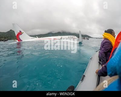 Mitglieder der U.S. Navy Unterwasser Bau Team (UCT) 2 unterstützen die lokalen Behörden bei der Rettung der Passagiere und der Crew von Air Niugini Flug PX 56 zum Ufer nach der notwasserung Flugzeug ins Meer auf ihren Ansatz in Chuuk International Airport in den Föderierten Staaten von Mikronesien, die am 28. September 2018. Foto von Oberstleutnant Zach Niezgodski/U.S. Marine/UPI Stockfoto