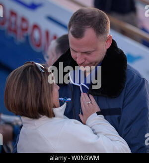 Expedition 57 Flight Engineer Nick Haag der NASA umarmt seine Frau Catie nach der Landung am Flughafen Krayniy mit Expedition 57 Bordingenieur Alexey Ovchinin von Roskosmos, am 11. Oktober 2018, in Baikonur, Kasachstan. Haag und Ovchinin kam aus Zhezkazgan nach russischen Such- und Rettungsmannschaften aus der Sojus Landeplatz gebracht. Während der sojus MS-10 Raumschiff besteigen, Orbit, eine Anomalie aufgetreten, was zu einem Abbruch downrange. Die Mannschaft war schnell erholt und ist in einem guten Zustand. NASA Foto von Bill Ingalls/UPI Stockfoto