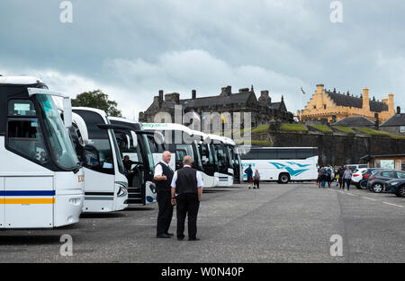 Reihe der Reisebusse auf dem Parkplatz an der Stirling Castle in Schottland, Großbritannien Stockfoto