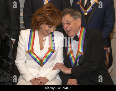 Reba McEntire, Links, und Philip Glass zwei der Empfänger der 41st jährlichen Kennedy Center Honors, Converse, wie sie für ein Gruppenfoto posieren nach einem Abendessen, United States Stellvertretender Außenminister John J. Sullivan zu ihren Ehren bewirtet an das US-Außenministerium in Washington, D.C. am Samstag, 1. Dezember 2018. Die Preisträger 2018 sind: Sängerin und Schauspielerin Cher; Komponist und Pianist Philip Glass; Country Musik entertainer Reba McEntire, und Jazz Saxophonist und Komponist Wayne Shorter. In diesem Jahr, die mitschöpfer von Hamilton, Schriftsteller und Schauspieler Lin-Manuel Miranda; Direktor Thomas Kail; Cho Stockfoto