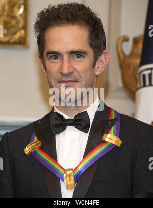 Andy Blankenbuehler, einer der Special honorees für bahnbrechende Arbeiten auf Hamilton, wie er mit den Empfängern der 41st jährlichen Kennedy Center Honors stellt posieren für ein Gruppenfoto nach einem Abendessen, United States Stellvertretender Außenminister John J. Sullivan zu ihren Ehren bewirtet an das US-Außenministerium in Washington, D.C. am Samstag, 1. Dezember 2018. Die Preisträger 2018 sind: Sängerin und Schauspielerin Cher; Komponist und Pianist Philip Glass; Country Musik entertainer Reba McEntire, und Jazz Saxophonist und Komponist Wayne Shorter. In diesem Jahr, die mitschöpfer von Hamilton, - Schriftsteller und Schauspieler Lin- Stockfoto