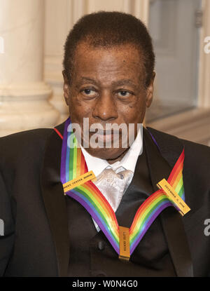 Wayne Shorter, einer der Empfänger der 41. jährlichen Kennedy Center Honors, wie er für ein Gruppenfoto stellt nach einem Abendessen, United States Stellvertretender Außenminister John J. Sullivan zu ihren Ehren bewirtet an das US-Außenministerium in Washington, D.C. am Samstag, 1. Dezember 2018. Die Preisträger 2018 sind: Sängerin und Schauspielerin Cher; Komponist und Pianist Philip Glass; Country Musik entertainer Reba McEntire, und Jazz Saxophonist und Komponist Wayne Shorter. In diesem Jahr, die mitschöpfer von Hamilton, Schriftsteller und Schauspieler Lin-Manuel Miranda; Direktor Thomas Kail; Choreograph Andy Blankenbuehler; ein Stockfoto