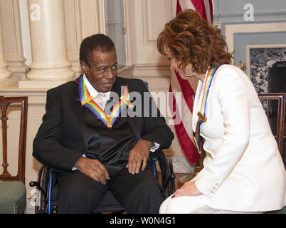 Wayne Shorter, Links und Reba McEntire, rechts, zwei der Empfänger der 41st jährlichen Kennedy Center Honors, Converse vor für ein Gruppenfoto posieren nach einem Abendessen, United States Stellvertretender Außenminister John J. Sullivan zu ihren Ehren bewirtet an das US-Außenministerium in Washington, D.C. am Samstag, 1. Dezember 2018. Die Preisträger 2018 sind: Sängerin und Schauspielerin Cher; Komponist und Pianist Philip Glass; Country Musik entertainer Reba McEntire, und Jazz Saxophonist und Komponist Wayne Shorter. In diesem Jahr, die mitschöpfer von Hamilton, Schriftsteller und Schauspieler Lin-Manuel Miranda; Direktor Thoma Stockfoto