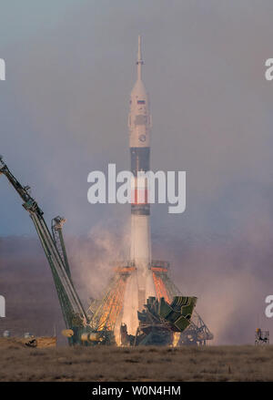 Eine Sojus Trägerrakete startet die Sojus MS-11 vom Kosmodrom Baikonur in Kasachstan am 3. Dezember 2018, Baikonur, Durchführung der Expedition 58 Sojus Commander Oleg Kononenko von Roskosmos, Flugingenieur Anne McClain der NASA, und Flugingenieur David Saint-Jacques der Canadian Space Agency (CSA) in den Orbit zu Ihren sechs und einen halben Monat Mission auf der Internationalen Raumstation beginnen. NASA Foto von Aubrey Gemignani/UPI Stockfoto