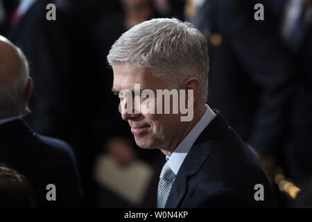 Supreme Court Associate Justice Neil M. Gorsuch, wartet auf die Ankunft des ehemaligen Präsidenten George H.W. Bush in Zustand bei dem US Capitol Rotunde auf dem Capitol Hill am Montag, 3. Dezember 2018 in Washington, DC liegen. Foto durch Jabin Botsford/UPI Stockfoto