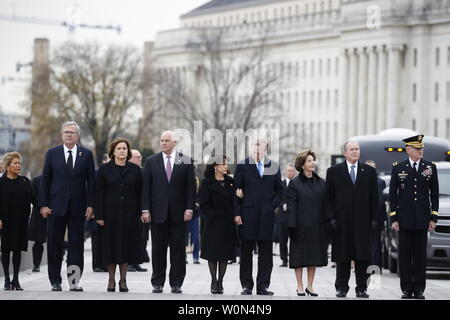 Von rechts, ehemaliger Präsident George W. Bush, zweiter von rechts, die ehemalige First Lady Laura Bush, Neil Bush, Sharon Bush, Bobby Koch, Doro Koch, Jeb Bush und Columba Bush, stand gerade vor der Flagge - drapierte Schatulle des ehemaligen Präsidenten George H.W. Bush wird durch eine gemeinsame Dienstleistungen militärische Ehrengarde aus dem US Capitol, Mittwoch, Dezember 5, 2018, in Washington, DC. Foto von Alex Brandon/UPI Stockfoto