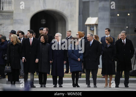 Capitol Hill Führung von Links, Sprecher des Hauses Paul Ryan und seine Frau Janna wenig, Mehrheitsführer im Senat, Mitch McConnell und seine Frau Sec. Der Transport Elaine Chao, Senat Minderheit Leader Chuck Schumer und seiner Frau Iris und Weinshall Hausminoritätführer Nancy Pelosi und ihr Mann Frank Pelosi, stand gerade vor der Flagge - drapierte Schatulle des ehemaligen Präsidenten George H.W. Bush wird aus dem Kapitol durch eine gemeinsame Dienstleistungen militärische Ehrengarde aus dem US Capitol, Mittwoch, 5. Dezember 2018, in Washington, DC. Foto von Alex Brandon/UPI Stockfoto