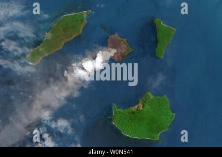 Lokale Quellen berichtet, dass die Aktivität am indonesischen Vulkan Anak Krakatau seit Juni 19, 2018 wurde. Die multispektralen Instruments (MSI) auf Sentinel-2 der Europäischen Weltraumorganisation erworbenen Dieses detaillierte Bild, die vulkanische Asche und Dampf streaming Südwesten über die Gewässer der Sunda Strait, am 22. September 2018. Nach lokalen Beamten, einem Unterseeischen Erdrutsch nach einem Ausbruch des Anak Krakatau in einem Tsunami, der mindestens 373 Menschen verletzt und Hunderte auf der indonesischen Inseln Java und Sumatra am 23. Dezember 2018 getötet wurden. Foto: ESA/UPI Stockfoto