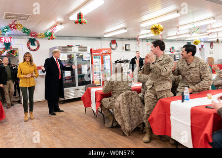 Präsident Donald J. Trumpf, von der ersten Dame Melania Trump beigetreten, besucht US-Truppen an den Speisesaal am Dezember 26, 2018, an der Al-Asad Airbase im Irak. Foto von Shealah Craighead/Weiße Haus/UPI Stockfoto