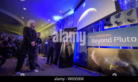 Brian May, Lead gitarrist der Rockband Queen und Astrophysiker zeigt ein Video mit einem neuen Song, den er für die neue Horizonte der Mission, am 1. Januar 2019, an der Johns Hopkins University Applied Physics Laboratory (APL) in Laurel, Maryland schrieb. NASA Foto von Bill Ingalls/UPI Stockfoto