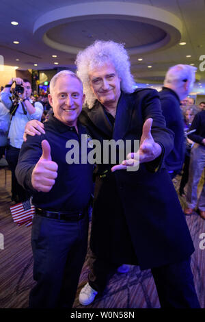 Neue Horizonte principal investigator Alan Stern vom Southwest Research Institute (SwRI), Boulder, CO, Links, und Brian May, gitarrist der Rockband Queen und Astrophysiker führen, für ein Foto nach einem neuen Jahre Fall, am 1. Januar 2019, an der Johns Hopkins University Applied Physics Laboratory (APL) in Laurel, Maryland darstellen. NASA Foto von Bill Ingalls/UPI Stockfoto