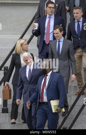 Sekretär der Homeland Security Kirstjen Nielsen und Weißen Haus Senior Adviser Jared Kushner folgen Vice President Mike Pence und Ja'Ron Smith, spezielle, Assistent des Präsidenten, da Sie das Eisenhower Executive Office Building Ausfahrt am 5. Januar 2019 in Washington, DC. Die Verwaltung mit der Congressional Mitarbeiter beider Parteien zu versuchen, einen Kompromiss in Bezug auf die teilweise Regierung herunterfahren und die Wand entlang der mexikanischen Grenze zu erreichen. Foto von Tasos Katopodis/UPI Stockfoto