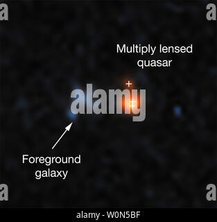 Dieses Bild, am 9. Januar 2019 veröffentlicht wurde, zeigt die fernen Quasar J 043947.08 +163415.7 wie war es mit dem Hubble-Weltraumteleskop der NASA/ESA beobachtet. Der Quasar ist eines der hellsten Objekte im frühen Universum. Aber wegen der Entfernung ist es nur dann sichtbar wird, wie das Bild heller und durch Gravitationslinsen größer gemacht wurde. Das System der lensed Bilder und die eigentliche Objektiv ist so kompakt, dass Hubble ist der einzige optische Teleskop in der Lage, es zu lösen. Foto: NASA/ESA/UPI Stockfoto