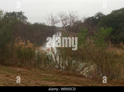 Ein Kanal verläuft durch die nationalen Schmetterling Zentrum außerhalb von McAllen, Texas am 9. Januar 2019. Die vorgeschlagene Grenze Mauer ist die Heimat vieler Formen der Tierwelt zu zerstören, sagt Geschäftsführer des Zentrums Marianna Trevino-Wright. Foto von Patrick Timmons/UPI Stockfoto