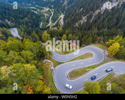 Malaga Pass, Swiss Alpes. Spektakuläre Kurven in der Landschaft. Stockfoto