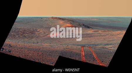 Diese Szene aus dem Panoramablick auf die Kamera (pancam) der NASA Mars Exploration Rover Gelegenheit schaut zurück in Richtung Teil des West Rim der Endeavour Krater, der Rover entlang fuhr, gegen Mittag Position, im Sommer 2014. Die Vista verbindet mehrere Pancam Aufnahmen am 15. August 2014 berücksichtigt, während der 3,754 th Marsianischen Tag, oder Sol, der Möglichkeit, auf dem Mars. Die NASA hat am 13. Februar 2019, dass eine der erfolgreichsten und dauerhafte Meisterstücke der interplanetare Exploration ist zu Ende nach fast 15 Jahren die Erkundung der Marsoberfläche. Die Möglichkeit, Rover nicht mehr kommuniziert mit dem Ohr Stockfoto