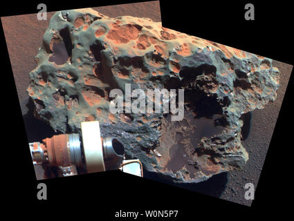 Diese Auffassung von einem Felsen namens 'Block Island', der größte Meteorit bisher auf dem Mars gefunden, kommt von der Panorama Kamera (pancam) auf Gelegenheit. Analyse von Block's Island mit dem Rover "alpha particle X-ray spectrometer Zusammensetzung bestätigt, dass es in Eisen und Nickel reich ist. Der Fels ist ca. 60 cm (2 Fuß) über. Die NASA hat am 13. Februar 2019, dass eine der erfolgreichsten und dauerhafte Meisterstücke der interplanetare Exploration ist zu Ende nach fast 15 Jahren die Erkundung der Marsoberfläche. Die Möglichkeit, Rover beendet die Kommunikation mit der Erde, wenn eine schwere Mars-weiten Staub stor Stockfoto