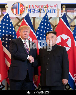 Präsident Donald J. Trumpf wird von Kim Jong Un, Vorsitzender des Staatlichen Angelegenheiten der Demokratischen Volksrepublik Korea, am 27. Februar 2019, im Sofitel Legend Metropole Hotel in Hanoi, für Ihre zweite Gipfel begrüßt. Weiße Haus Foto von Shealah Craighead/UPI Stockfoto