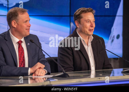 NASA-Administrator Jim Bridenstine, Links, und SpaceX CEO und Lead Designer Elon Musk Adresse Mitglieder der Medien während einer Pressekonferenz nach dem Start im Kennedy Space Center Press Site Auditorium im Anschluss an die 2:49 Uhr EST starten am 2. März 2019, der SpaceX Demo-1 Commercial Crew Programm (CCP) Mission zur Internationalen Raumstation. Reise der Crew Dragon zur Raumstation ist entworfen, um end-to-end-Systeme und Funktionen, die zu Zertifizierung Crew fliegen zu validieren. Die NASA hat mit SpaceX und Boeing bei der Entwicklung des CCP Raumfahrzeug neue bemannte Raumfahrt sy zu erleichtern gearbeitet Stockfoto