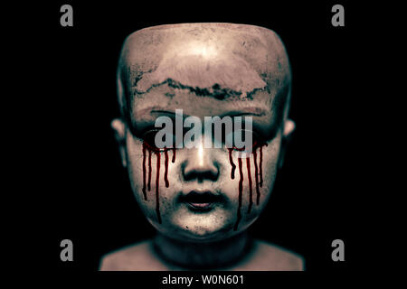 Creepy blutigen Puppe in der Dunkelheit Stockfoto