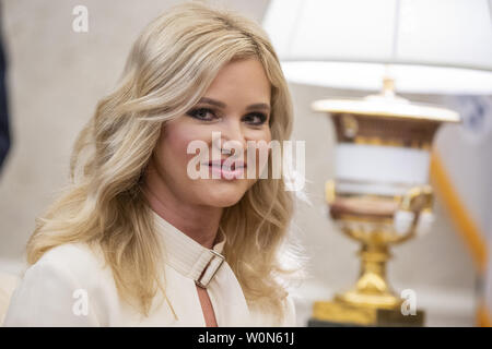 Monika Babišová, der Frau des Ministerpräsidenten der Tschechischen Republik Andrej Babiš, als US-Präsident Donald Trump spricht bei einem Besuch im Oval Office im Weißen Haus in Washington, D.C. am 7. März 2019. Foto von Alex Edelman/UPI Stockfoto