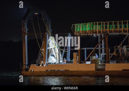 SpaceX Crew Dragon Raumschiff kommt in Port Canaveral, Florida, an Bord des Schiffes die Wiederherstellung des Unternehmens, gehen Forscher, am 9. März 2019. Crew Dragon spritzte sich im Atlantischen Ozean, etwa 200 Kilometer vor der Küste Floridas, um 08:45 Uhr EST am 8. März nach dem Abdocken von der Internationalen Raumstation um 2:32 Uhr als Teil der Demo-1 Mission, hoher Lebensdauer der Sonde, die die Orbiting Laboratory am 3. März angedockt ist, nach einem 2:49 Uhr EST liftoff an Bord eines SpaceX Falcon 9 Rakete von Komplexen 39 Start des NASA Kennedy Space Center in Florida am 2. März. SpaceX der Erstflug mit NAS Stockfoto