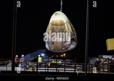 Die SpaceX Crew Dragon Satellit wird vom Bergungsschiff des Unternehmens, gehen Forscher, in Port Canaveral in Florida am 9. März 2019 verschoben. Crew Dragon spritzte sich im Atlantischen Ozean, etwa 200 Kilometer vor der Küste Floridas, um 08:45 Uhr EST am 8. März nach dem Abdocken von der Internationalen Raumstation um 2:32 Uhr als Teil der Demo-1 Mission, hoher Lebensdauer der Sonde, die die Orbiting Laboratory am 3. März angedockt ist, nach einem 2:49 Uhr EST liftoff an Bord eines SpaceX Falcon 9 Rakete von Komplexen 39 Start des NASA Kennedy Space Center in Florida am 2. März. SpaceX's Erstflug wit Stockfoto