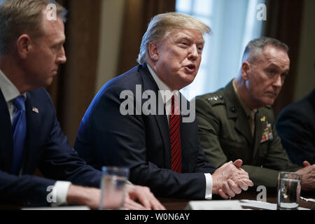US-Präsident Donald J. Trumpf (C), mit der amtierenden Verteidigungsminister Patrick Shanahan (L) und Vorsitzende des Generalstabs General Joseph Dunford (R), liefert Erläuterungen bei einem Briefing von hochrangigen militärischen Führer im Schaltschrank des Weißen Hauses in Washington, DC am 3. April 2019. Nach dem Briefing Präsident Trumpf wird ein Abendessen für die Beamten. Foto von Shawn Thew/UPI Stockfoto