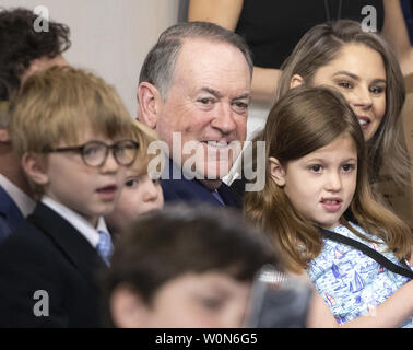 Der ehemalige Gouverneur Mike Huckabee (Republikaner von Arkansas) hält seine Enkelkinder Huck, George, und Scarlett, als seine Tochter, Pressesprecher des Weißen Hauses, Sarah Huckabee Sanders, Fragen von Kindern von Personal des Weißen Hauses und Journalisten in der Befolgung des "unsere Töchter und Söhne zu Arbeit Tag" in der Brady Press Briefing Room des Weißen Hauses in Washington, DC am 25. April 2019. Foto von Ron Sachs/UPI Stockfoto