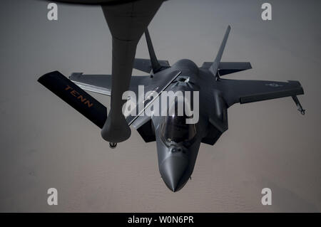 Einen Flieger Pilotierung einer F-35A Lightning II Kraftstoff erhält von einer KC-135 Stratotanker ab der 28 Expeditionary Luftbetankung Squadron, 12. Mai 2019, an einem unbekannten Ort. Der 28 Ohren unterhält ständige Präsenz in der US Air Forces Central Command der Verantwortung, Unterstützung der USA und der Koalition Flugzeuge in verschiedenen Operationen in Irak, Syrien und Afghanistan. Foto von älteren Flieger Kiefer Bowes/U.S. Luftwaffe/UPI Stockfoto