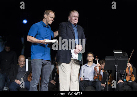 Präsident Donald Trump macht einen überraschenden Besuch zur McLean Bible Church in Vienna, Virginia, wo Pastor David Platt (L) für ihn am 2. Juni 2019 betete. Foto von Sarah Silbiger/UPI Stockfoto