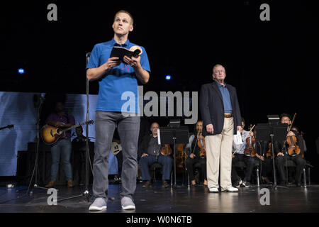 Präsident Donald Trump macht einen überraschenden Besuch zur McLean Bible Church in Vienna, Virginia, wo Pastor David Platt (L) für ihn am 2. Juni 2019 betete. Foto von Sarah Silbiger/UPI Stockfoto