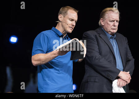 Präsident Donald Trump macht einen überraschenden Besuch zur McLean Bible Church in Vienna, Virginia, wo Pastor David Platt (L) für ihn am 2. Juni 2019 betete. Foto von Sarah Silbiger/UPI Stockfoto