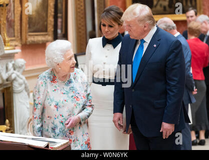 Präsident Donald J. Trumpf und die erste Dame Melania Trump review Artikel aus der Royal Collection Mit der britischen Königin Elizabeth II. am 3. Juni 2019, in der Bildergalerie am Buckingham Palace in London. Weiße Haus Foto von Andrea Hanks/UPI Stockfoto