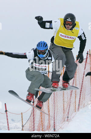 Insgesamt snowboardcross Sieger Jasey Jay Anderson (L) nimmt die frühe Leitung über Austrias Lukas Grüner in Whistler, BC, am 9. Dezember 2005. Das Nokia FIS Snowboard World Cup ist ein qualifizierendes Ereignis für die Olympischen Winterspiele 2006 und findet in Whistler von Dec 08-11, 2005. (UPI Foto/Tim King) Stockfoto