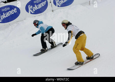 Olivia Nobs (L) der Schweiz und Alexandra Socke von Deutschland Schlacht in Whistler, BC, Kanada am 9. Dezember 2005 während der Nokia FIS Snowboard Weltcup in Boardercross der Damen. (UPI Foto/Tim King) Stockfoto