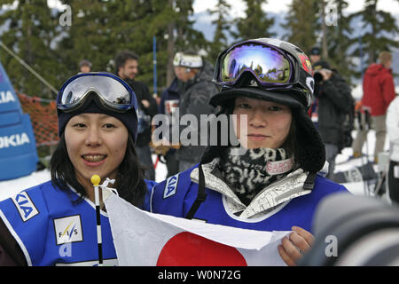 Shiho Nakashima und Kazuhiro Kokubo, sowohl in Japan, stellen nach dem Gewinn der Frauen und der Männer snowboard halfpipe Wettbewerbe im Nokia FIS Snowboard World Cup in Whistler, BC, am 10. Dezember 2005. (UPI Foto/Tim King) Stockfoto