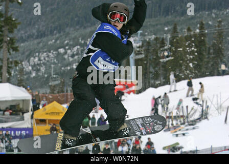 Japanische snowboarder Yayoi Tamura hat ein Backside 540 Auf dem Weg zu einem dritten Platz im Nokia FIS Snowboard Weltcup in Whistler, BC am 10. Dezember 2005. (UPI Foto/Tim King) Stockfoto