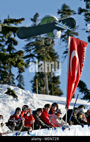 Domu Narita Japan führt eine riesige invertiert Trick hoch über dem Publikum auf der Nokia FIS Snowboard Weltcup in Whistler, BC am 11. Dezember 2005. (UPI Foto/Tim King) Stockfoto